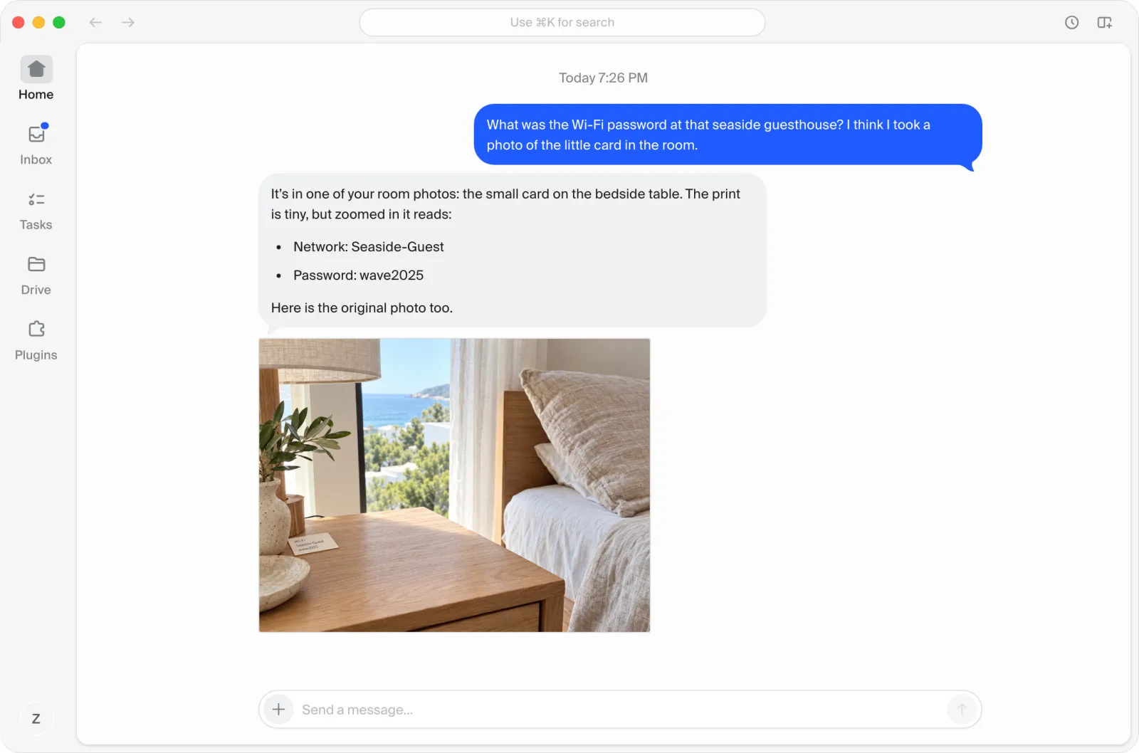 En Comma-chat: spurgt om wi-fi-adgangskoden til et pensionat ved havet læser Comma netværksnavnet og adgangskoden på et lille kort i et værelsesbillede og sender billedet.